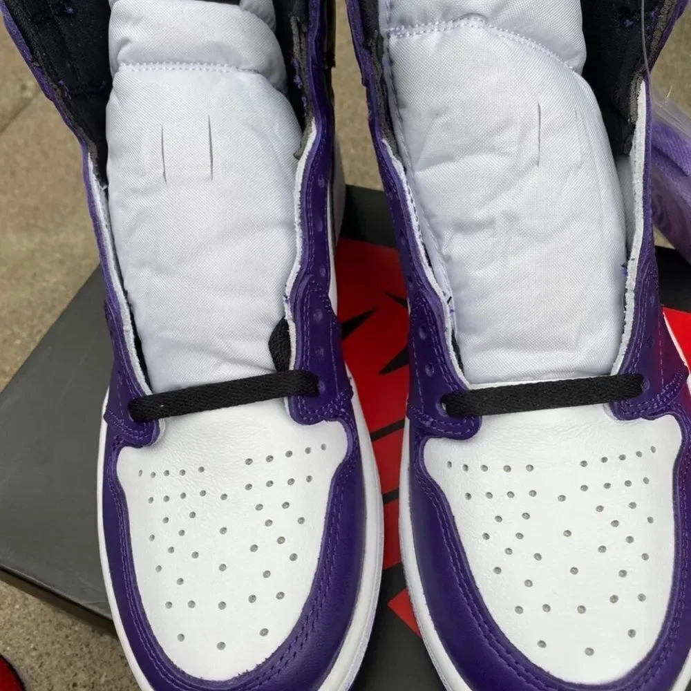 Air Jordan 1 Retro High OG Court Purple Size  8.5 Mens. 555088-500